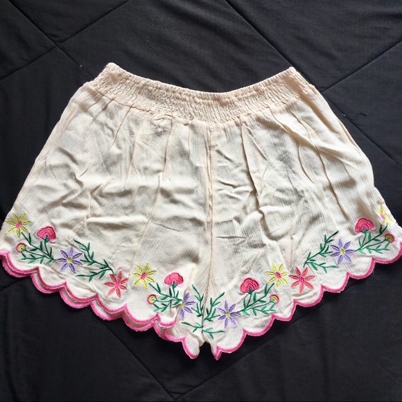 NWOT Plaided Shorts With Embroidered Flowers - Picture 2 of 5